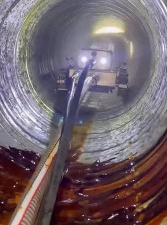 Robotic cleaning in kitchen extractor ducts 油煙管道機械人清洗油污